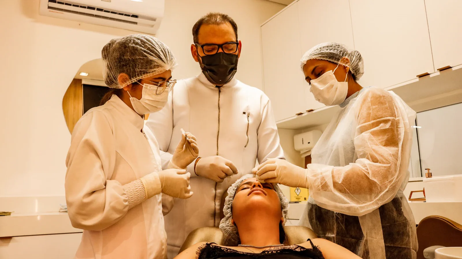 Equipe da ACIMI realizando procedimento estético supervisionado em Crato, Ceará